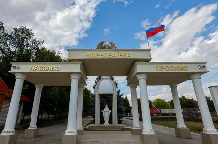 ウクライナ東・南部の親ロシア派支配地域やロシア軍の占領地域が、ロシアへの併合の是非を問う住民投票実施に向け動き出した。写真はロシア制圧下のウクライナのチョルノバイフカで７月２６日撮影（２０２２年　ロイター／Alexander Ermochenko）