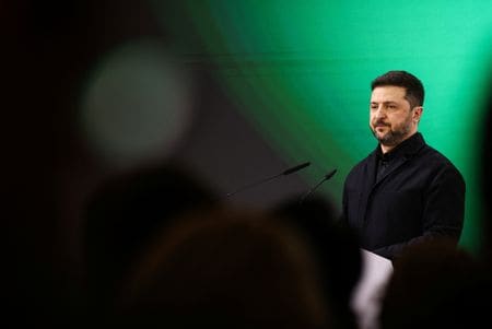 2月14日、ドイツで開催されたミュンヘン安全保障会議で演説するウクライナのゼレンスキー大統領。REUTERS/Liesa Johannssen
