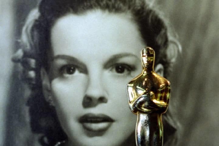 『オズの魔法使』のドロシー役で獲得したアカデミー子役賞のトロフィーは競売に（1993年12月）PeterMorgan-REUTERS