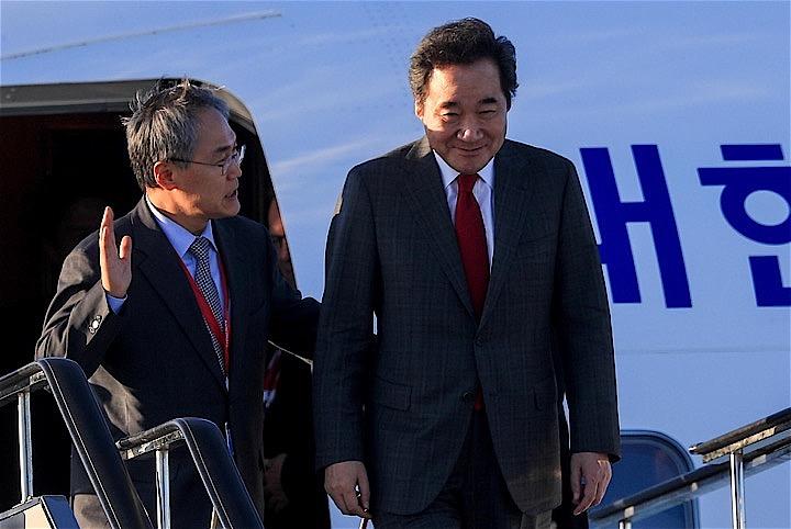 韓国首相室は、22日の天皇陛下の「即位礼正殿の儀」に李洛淵首相（写真右）が出席すると発表した。日本訪問中に、安倍晋三首相との会談も行われる見通し。ロシアで昨年9月代表撮影（2019年　ロイター）