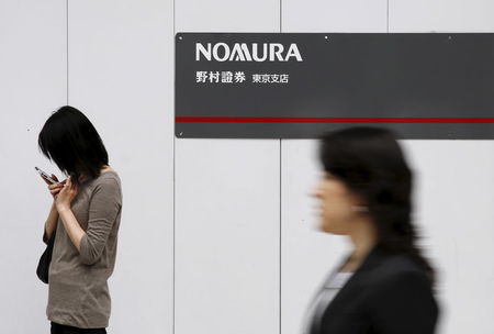 　５月１５日、住宅ローン担保証券（ＭＢＳ）に関する訴訟で、米連邦地裁は、野村ホールディングスと英銀ロイヤル・バンク・オブ・スコットランドに対して総額８億０６００万ドル（約９５４億円）の支払いを命じた。写真は都内にある野村證券のオフィス前。４月３０日撮影（２０１５年　ロイター/Toru Hanai）