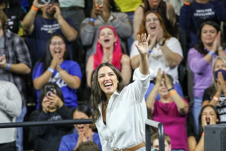 熱狂を生み出すオカシオコルテス（AOC）（3月20日、アリゾナ州フェニックスの「寡頭政治と戦う」集会で）　Alexandra Buxbaum/Sipa USA