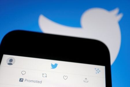 　米ツイッター運営会社のイーロン・マスク会長は７月１５日、同社のキャッシュフローはマイナスのままだと明らかにした。２０２２年９月撮影のイメージ写真（２０２３年　ロイター/Florence Lo/Illustration）