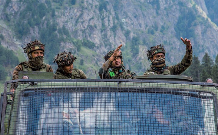 中国との国境紛争が生じている地域で補給物資を運ぶインド軍の車両　Yawar Nazir/GETTY IMAGES