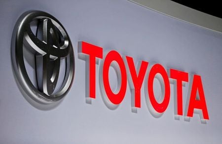 　５月１２日、トヨタ自動車は、２０２１年３月期（今期）の連結業績予想（国際会計基準）について営業利益が前年比７９．５％減の５０００億円の見通しと発表した。写真はジュネーブで昨年３月撮影（２０２０年　ロイター／Pierre Albouy）