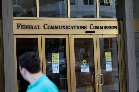 米連邦通信委員会（ＦＣＣ）は３月１７日、中国聯通（チャイナユニコム）の米州部門チャイナユニコム・アメリカスとパシフィック・ネットワークスとその子会社コムネット（米国）について米国での通信事業免許取り消しに向けた手続きを開始したと明らかにした。写真はＦＣＣ本部、２０２０年８月にワシントンで撮影（２０２１年　ロイター/Andrew Kelly）