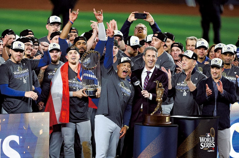 チームの中心にいるのはロバーツ監督（昨年のワールドシリーズ優勝）　USA TODAY SPORTSｰREUTERS