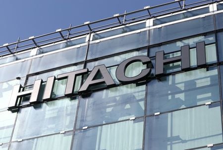 　１１月１３日、日立製作所は鉄道システム事業を手掛けるグループ会社の日立レールがイタリアのトレニタリアと、高速鉄道車両３０編成の納入に関する８億６１００万ユーロ（約１４００億円）の契約を現地時間８日に締結したと発表した。写真は日立のロゴで、２０２０年９月にチューリヒで撮影（２０２３年　ロイター／Arnd Wiegmann）