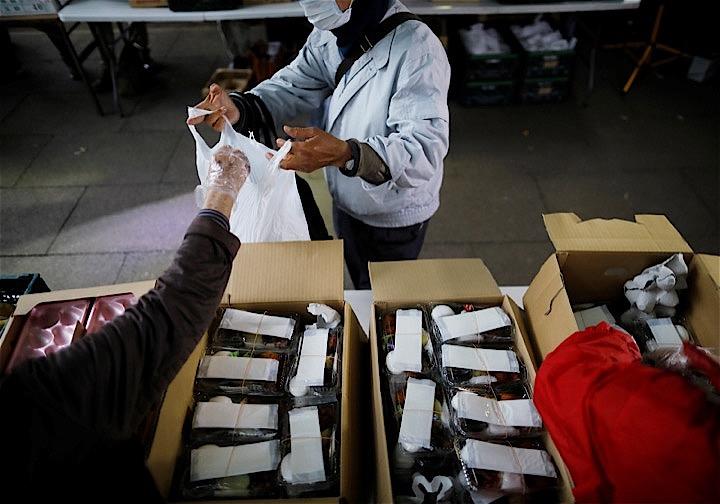 都内で新たに3人の新型コロナウイルスへの感染が確認された。写真は9日、新型コロナで職を失った男性が食料配給を受け取っている。REUTERS/Issei Kato