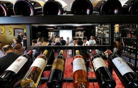 　７月２１日、フランス農業省は、今年の同国ワイン生産量の１回目の見通しを発表、生産が前年比１７％減少し過去最低となる可能性があると明らかにした。ワインのテイスティングをする人々、ボルドーで６月撮影（２０１７年　ロイター/Regis Duvignau）