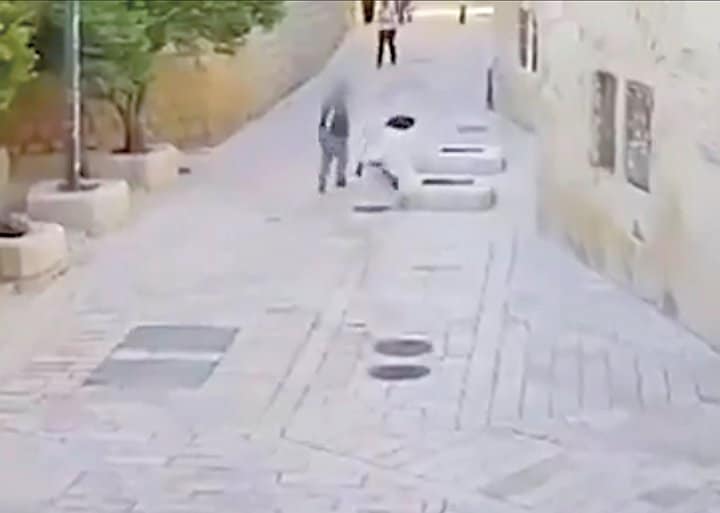 4月28日、エルサレムのダビデ廟近くでユダヤ人の男がフランス人のカトリック修道女を襲撃する事件が発生。防犯カメラは男が背後から修道女に駆け寄り、石畳に突き飛ばす様子を捉えている　ISRAELI POLICE-X