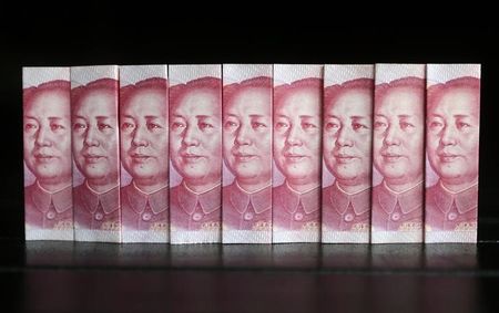 　５月２９日、Ｇ７は人民元がＩＭＦの特別引き出し権通貨に採用されることが望ましいとの見解で一致した。写真は人民元紙幣。北京で２０１３年７月撮影（２０１５年　ロイター／Jason Lee）