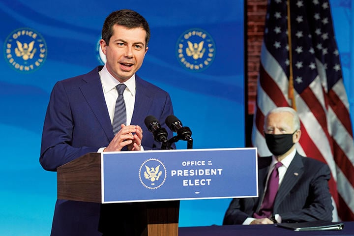 ブティジェッジはバイデン（右）からも「息子を思い起こさせる」と最大級の信頼を得ている　KEVIN LAMARQUE-REUTERS