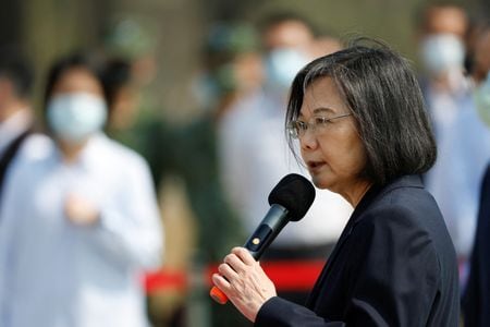 　中国国務院の台湾事務弁公室の朱鳳蓮報道官は２９日の会見で、台湾の蔡英文総統がマッカーシー米下院議長と会談すれば報復すると表明、そうした行為を「挑発」とみなすと述べた。写真は台湾の軍事基地を訪問し、スピーチする蔡英文総統で２５日に撮影（２０２３年　ロイター／Carlos Garcia Rawlins）