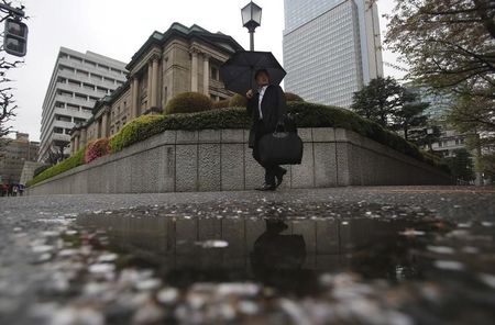 　１１月２５日、日銀の白井さゆり審議委員は、島根県の松江市で会見し、目標とする物価２％が安定的に持続しているかを判断するタイミングについて、２０１７年４月に予定されている消費税率の引き上げの影響も踏まえる必要があるとの認識を示した。都内の日銀本店前で４月撮影（２０１５年　ロイター/Yuya Shino）