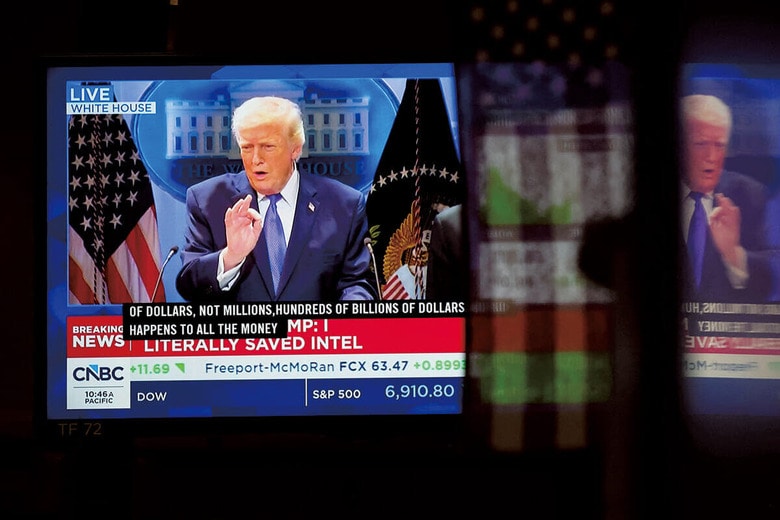 判決直後に会見するトランプ大統領（2月20日）　BRENDAN MCDERMIDｰREUTER