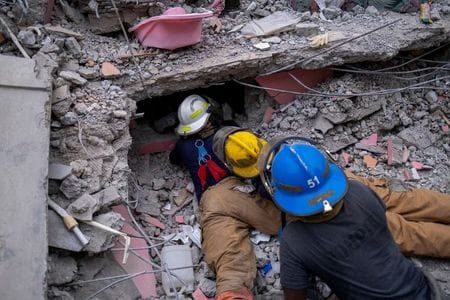 　８月１７日、ハイチで１４日に起きたマグニチュード（Ｍ）７．２の大地震による死者は、１７日時点で１９４１人に達した。ハイチのレカイで１６日撮影（２０２１年　ロイター/Ricardo Arduengo）
