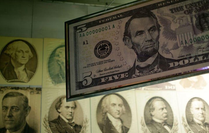 3月13日、正午のドルは前日NY市場終盤の水準から小幅上昇した105円ちょうど付近。　写真はワシントンで2015年3月撮影（2020年　ロイター/Gary Cameron）