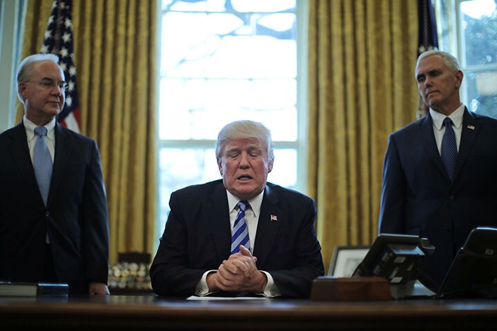 オバマケア廃止法案の可決に失敗した後、ホワイトハウスで記者会見するトランプ　Carlos Barria-REUTERS