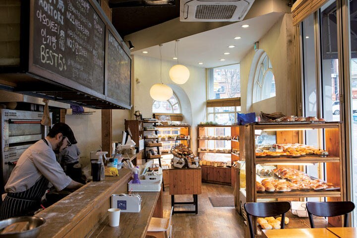 人気ランキングの1位はやきそばパンという日本人経営の「青い鳥」はカフェスペースも併設、職人がオープンキッチンに立つ　HARRY CHUN FOR NEWSWEEK JAPAN