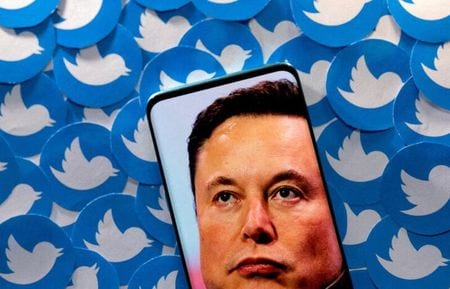 米ホワイトハウスのジャンピエール報道官は２８日、実業家イーロン・マスク氏が買収したツイッターで偽情報が拡散する懸念があることについて、政権として「注視している」と述べた。写真は、同社のロゴとマスク氏の顔を合成したイラスト。２０２２年４月２８日に撮影。（２０２２年　ロイター／Dado Ruvic）