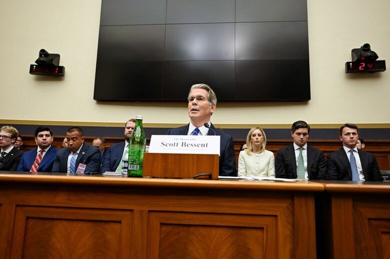 ９月１５日、下院金融サービス委員会の公聴会に出席するベセント米財務長官　REUTERS/Annabelle Gordon