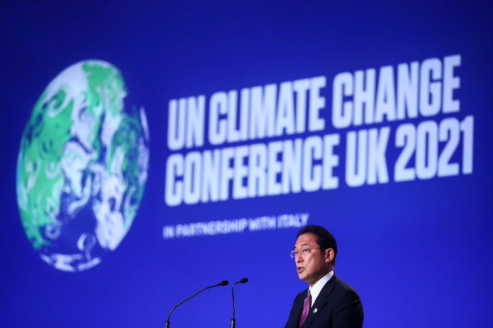グラスゴーで開催中のCOP26でつっかえつっかえ演説を読む岸田首相（11月2日）　Hannah McKay-REUTERS