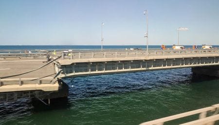 ウクライナのゼレンスキー大統領は２１日、南部クリミア半島とロシアを結ぶクリミア橋について「平和ではなく戦争をもたらす」ことから「軍事目標」であるとの認識を明らかにした。写真は一部が破壊されたクリミア橋。７月１７日撮影（２０２３年　ロイター）