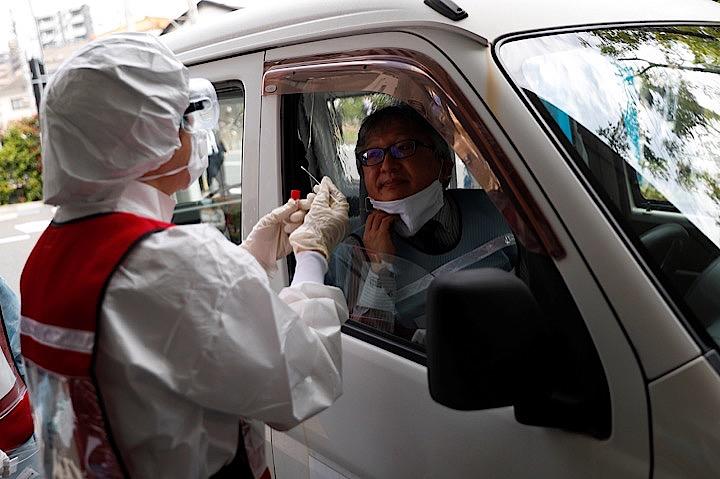 都内で新たに132人の新型コロナウイルスへの感染が確認された。写真は22日江戸川区で行われたドライブスルー検査実施に向けたテスト　REUTERS/Issei Kato
