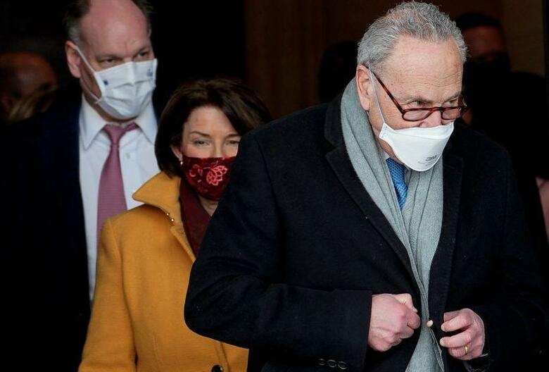 米民主党上院トップのシューマー院内総務はトランプ前大統領に対する弾劾決議が25日に上院へ送付されるとの見通しを示した。写真は1月20日、議事堂を出るシューマー氏（2021年　ロイター／ Melina Mara）