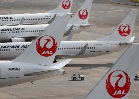 空運株はしっかり。日本航空、ＡＮＡホールディングスともに２％超高。写真は、羽田空港に駐機するJALの機材。２０２０年１０月３０日に撮影。（２０２１年　ロイター／Issei Kato）
