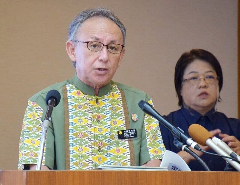 沖縄県の玉城デニー知事は、「米軍基地の集中だけでなく、自衛隊の急激な配備の拡張が住民の理解を得られないまま急がれている。そのことが不測の事態につながることがあってはならない」と述べ、中国の軍事力増強に対抗して南西諸島を防衛拠点化することがかえって緊張を高めかねないと懸念を示した。写真は県庁で記者会見する玉城氏。９月８日、沖縄県那覇市で撮影（２０２３年　時事通信）