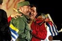 2006年にキューバで演説を行い、カストロ（左）と抱擁を交わす当時のベネズエラ大統領ウゴ・チャベス　SVEN CREUTZMANN-MAMBO PHOTOGRAPHY/GETTY IMAGES