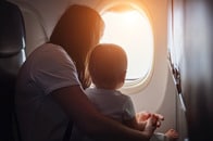 着陸態勢の機内で赤ちゃんとおむつが「大惨事」に...窮地の両親が発揮した「驚異的な機転」映像にネット衝撃