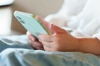 子どものスマホ所持率は、貧困層と富裕層の世帯で高い