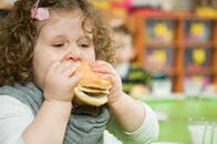 子どもを肥満にさせる「欠食・孤食」と家庭間格差
