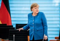 メルケル首相のスピーチは世界から賞賛されたが、州財務相が自殺するなど混乱も続く