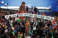 【動画】COP26で話題をさらった身長3.5メートルの「少女」