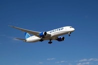 【動画】「タイヤが燃えてる！」緊急着陸した飛行機で始まった消火活動...窓から撮影した動画が話題に
