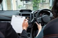 20代の運転免許の保有率が全国で低下　背景には若者の可処分所得の減少が