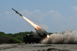 自衛隊、フィリピン演習でミサイル発射訓練　標的命中