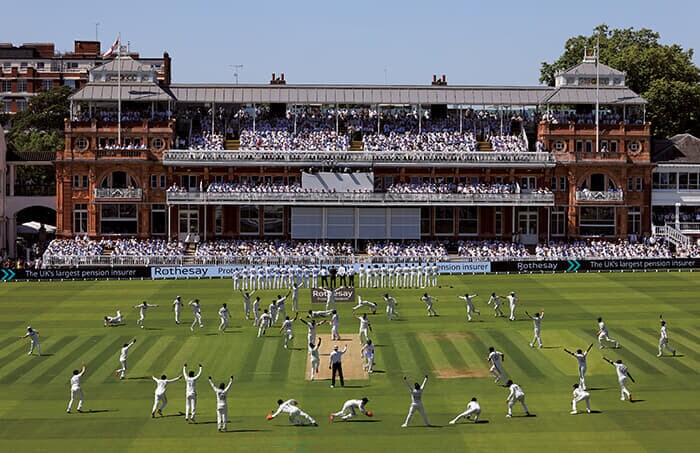 「クリケット」部門 『インド対イングランド』 »by Richard Heathcote ロンドンで開催されたクリケットの国際テストマッチでイングランドとインドが対戦。この写真は第3戦初日の複数の瞬間を合成したもの(25年7月)