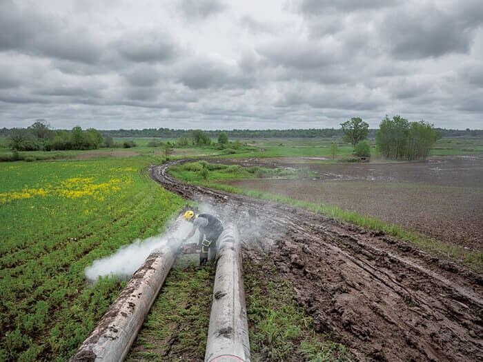 ロシアへの依存から脱却すべく、ロシアの電力網から切り離された高圧線。電柱が切断され解体されている