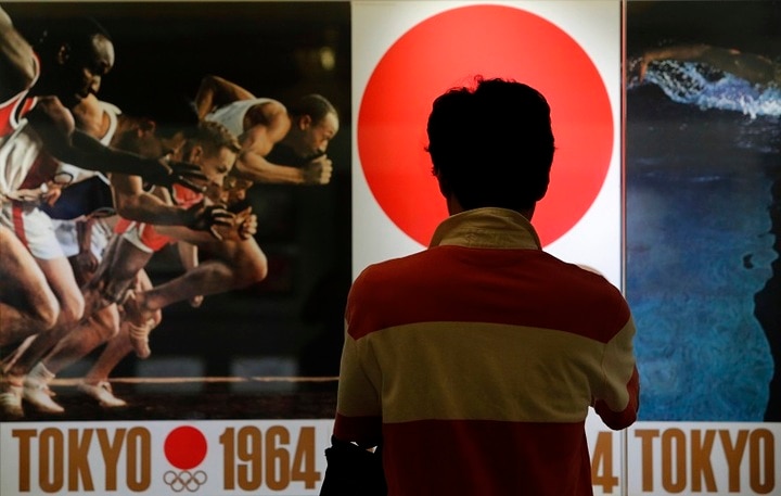 1964年と2020年の二つの東京オリンピックの間に横たわっているのは、メディアの進展とともに変わった人々の感性かもしれない（2013年に東京・丸の内で開かれたオリンピックがテーマの報道写真展の展示）　Yuya Shino-REUTERS