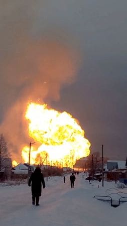 ロシアの国営ガス大手・ガスプロムのニジニ・ノヴゴロド支部は２０日、ロシア中部のガスパイプラインで爆発があったものの、並行する別のパイプラインを通してガスは全量供給されていると発表した。写真は同日、ロシアのチュヴァシ共和国で爆発したパイプライン。ソーシャルメディアに投稿された動画から静止画を撮影（２０２２年　ロイター／PRO GOROD 21 CHUVASH Telegram Channel/via REUTERS）