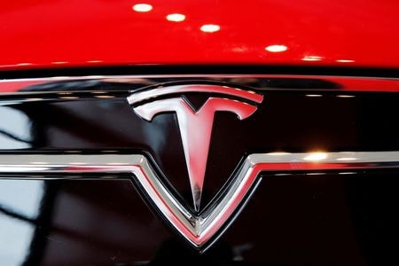 　米電気自動車（ＥＶ）大手テスラは中国の上海工場を拡張し世界的な輸出拠点にするための土地取得計画を凍結した。関係筋が明らかにした。写真はテスラのロゴ。ニューヨークで２０１６年４月撮影（２０２１年　ロイター／Lucas Jackson）