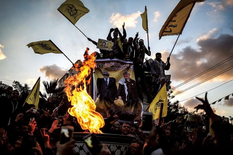 PLOの主流派ファタハを支持するガザの人々。追放されても支持は根強い（2016年）　ALI JADALLAHｰANADOLU AGENCY/GETTY IMAGES