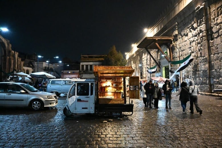 アサド後のシリアの首都ダマスカスの通り（2024年12月31日） -shutterstock-