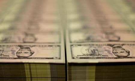 ニューヨーク外為市場ではドルが続伸。アフガニスタン情勢や新型コロナウイルスのデルタ変異株の感染拡大、中国経済の減速を巡る懸念からドルの逃避買いが膨らんだ（２０２１年　ロイター／Gary Cameron）