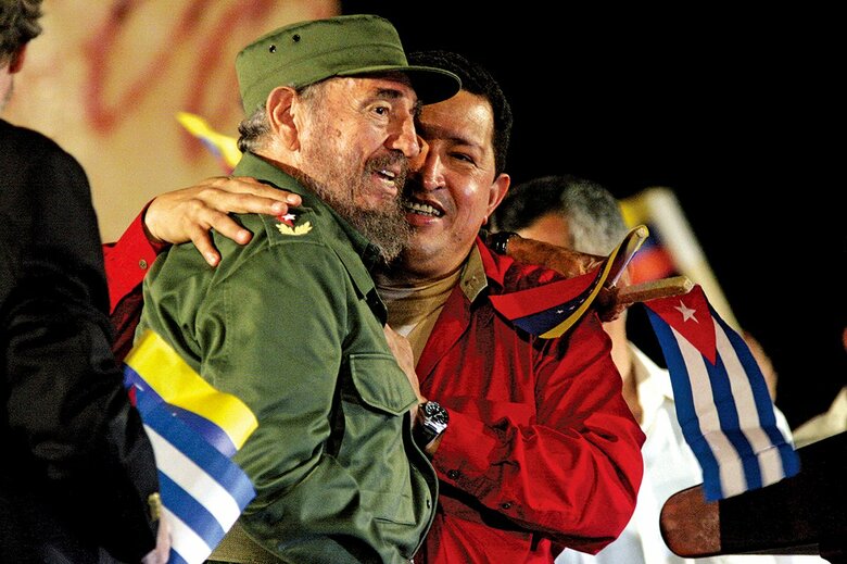 2006年にキューバで演説を行い、カストロ（左）と抱擁を交わす当時のベネズエラ大統領ウゴ・チャベス